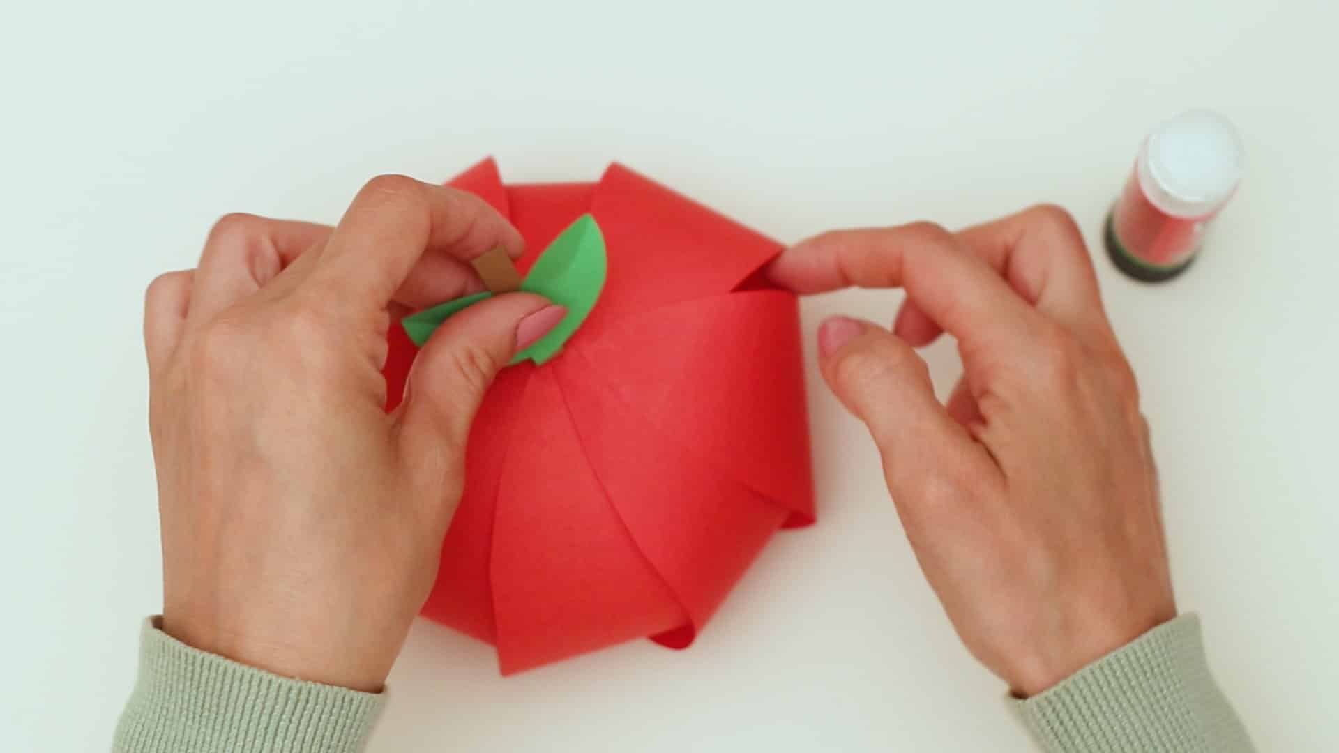 Free Printable Apple Craft for Fall and back to school crafts for preschoolers kids and toddlers
