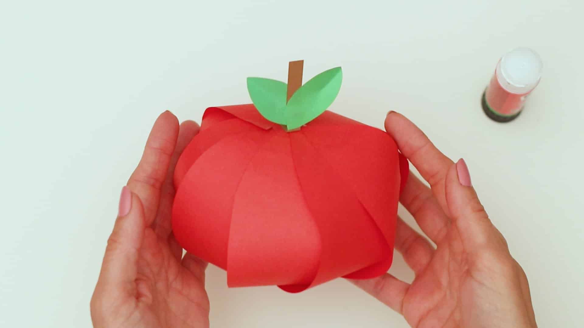 Free Printable Apple Craft for Fall and back to school crafts for preschoolers kids and toddlers